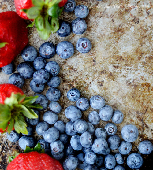 fruit and yogurt bars for the #4thofjuly - fresh fruit and yogurt are the only ingreients! What a quick and easy way to cool off guests at our 4th of July party this year. I'm so doing this!